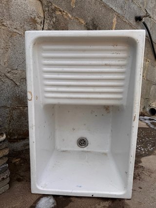 Pila de fregar de porcelana blanca