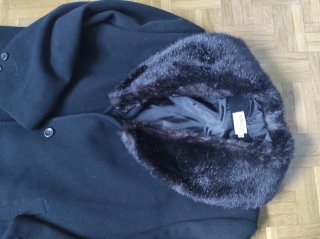 Chaqueta larga negra con cuello de pelo