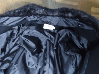 Chaqueta larga negra con cuello de pelo