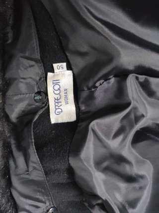 Chaqueta larga negra con cuello de pelo