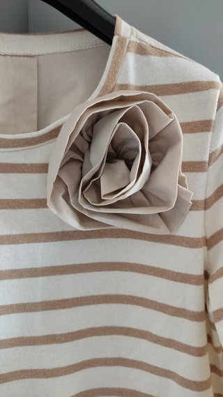 Camiseta / Jersey fino bimaterial peplum + flor