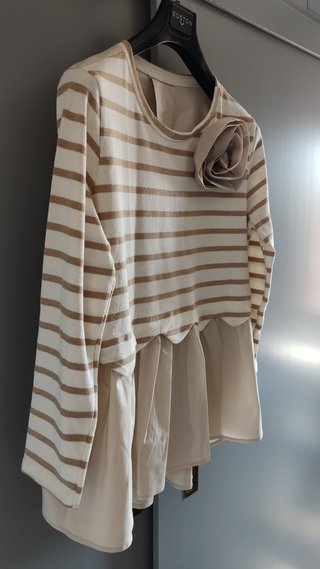 Camiseta / Jersey fino bimaterial peplum + flor