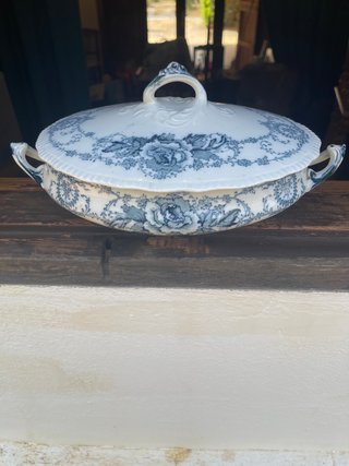 Sopera antigua de cerámica azul y blanca