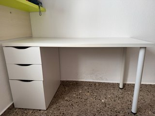 Mesa de escritorio blanca