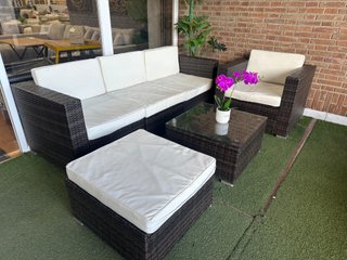 Sofá  + sillon + mesa de ratan