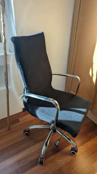 Silla de oficina negra y cromada
