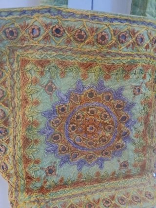 Bolso verde de tela bordado con espejos