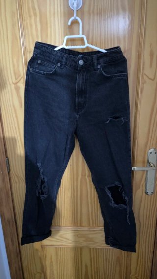 Pantalón vaquero roto negro Stradivarius T.36