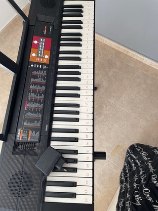 Piano Yamaha con soporte