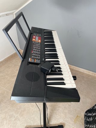Piano Yamaha con soporte