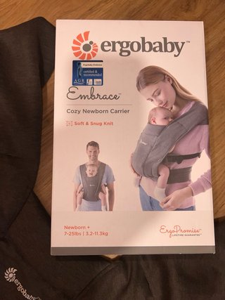 Mochila Ergobaby Embrace Gris