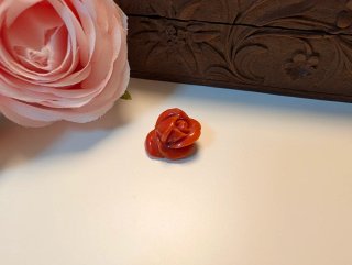 Rosa antigua tallada coral