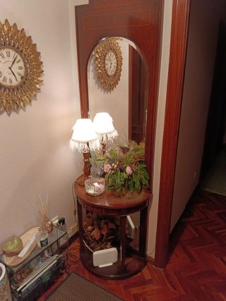 Mueble recibidor con espejo y mesita