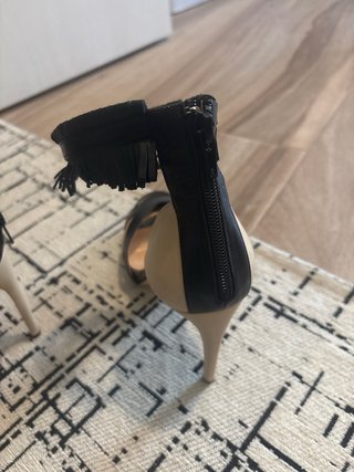 Sandali con tacco beige e neri