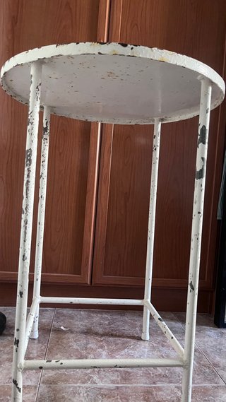 Mesa auxiliar redonda de hierro