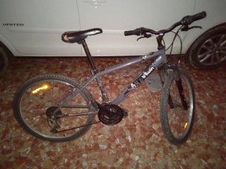 Bicicleta de montaña gris