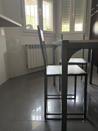 Mesa de cocina con 4 sillas a juego