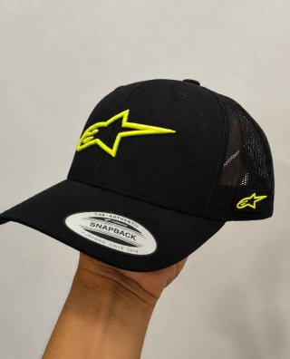 Gorra Negra flexfit de rejilla con logo bordado