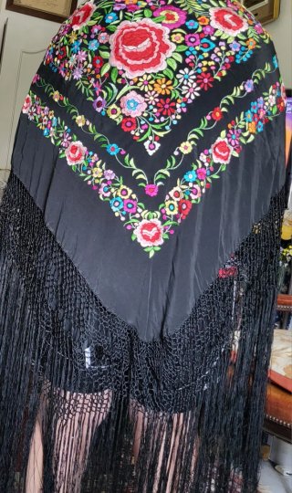 Manton de Manila  seda bordado negro Multicolor