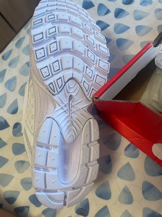 Botines blancos.