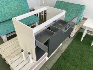 Mueble de baño beige y gris