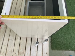 Mueble de baño beige y gris