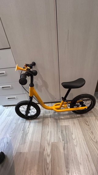 Bicicleta equilibrio infantil amarilla con bocina