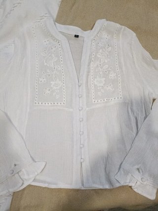 Camisa blanca con volantes