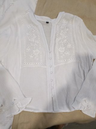 Camisa blanca con volantes