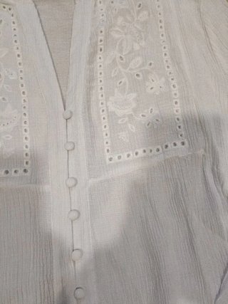 Camisa blanca con volantes