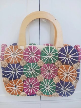 Precioso bolso multicolor de ratán para verano