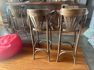 Taburetes de Bar Clásicos de Madera