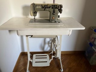 Máquina de coser Alfa antigua