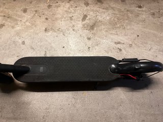 Patinete eléctrico negro