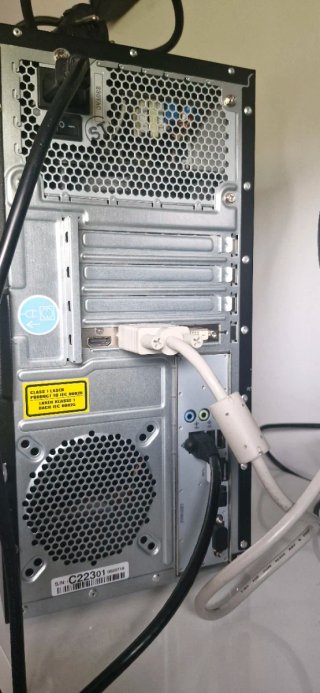 PC Medion MD A10 y Monitor Samsung TV