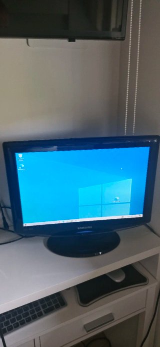 PC Medion MD A10 y Monitor Samsung TV