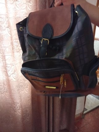 Mochila de cuadros y saco de dormir