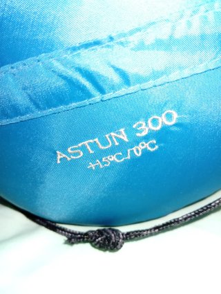 Mochila de cuadros y saco de dormir