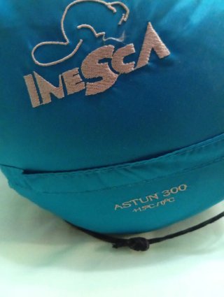 Mochila de cuadros y saco de dormir