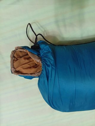 Mochila de cuadros y saco de dormir