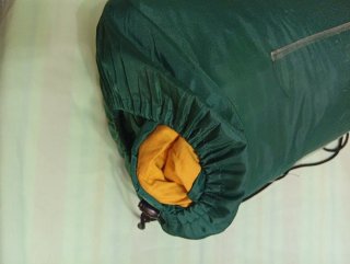 Mochila de cuadros y saco de dormir