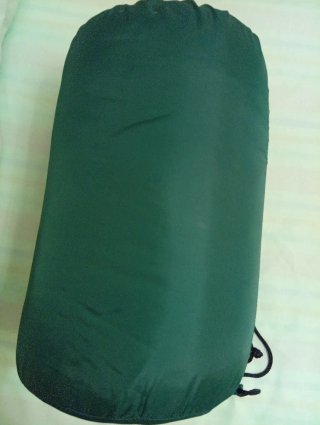 Mochila de cuadros y saco de dormir