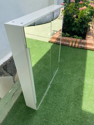 Mueble de baño con espejo y luz
