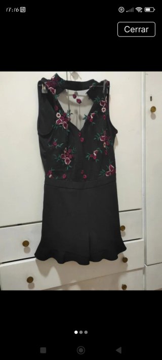 Mono negro con flores rosas
