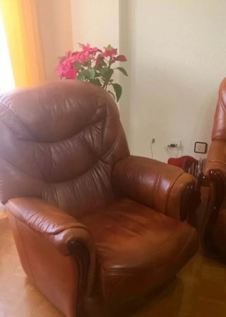 URGE VENTA. Sofá y 2 sillones de piel marrón.