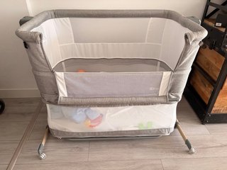 Cuna Kinderkraft 2 en 1 convertible en parque.