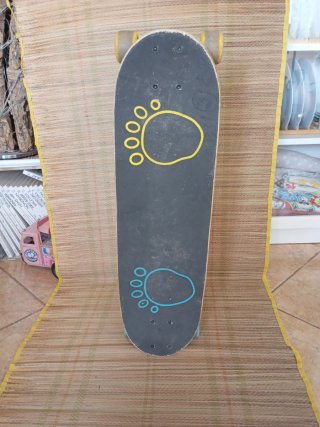 Skate Decathlon con dibujo de monstruo