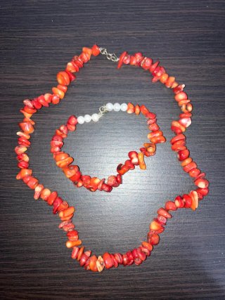 Collar y pulsera de coral y perlas