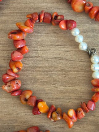 Collar y pulsera de coral y perlas