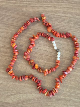 Collar y pulsera de coral y perlas